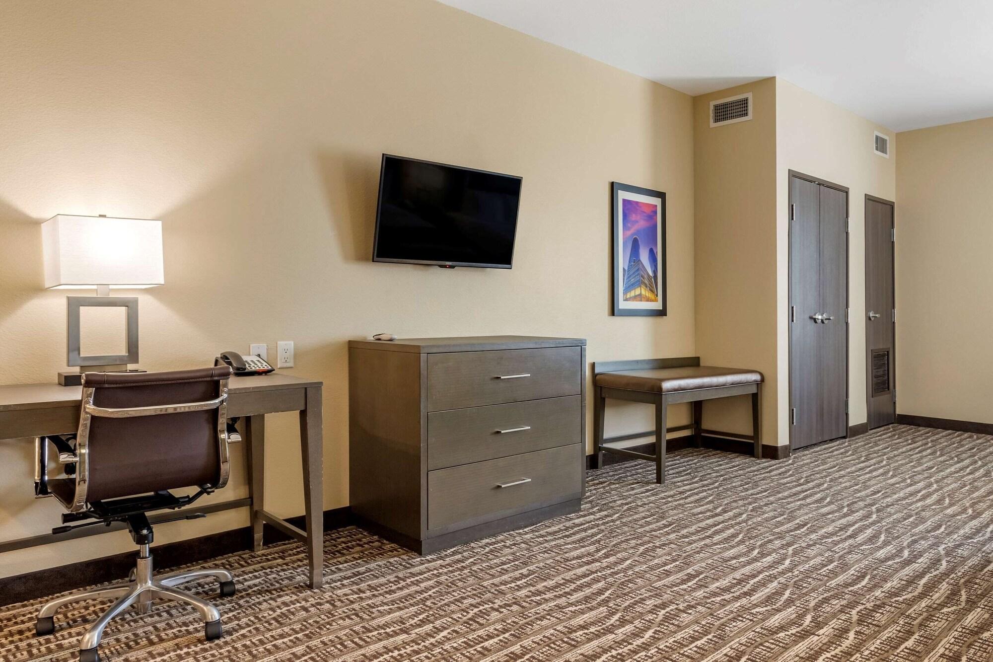 Comfort Near Sam Houston Race Park Hotel